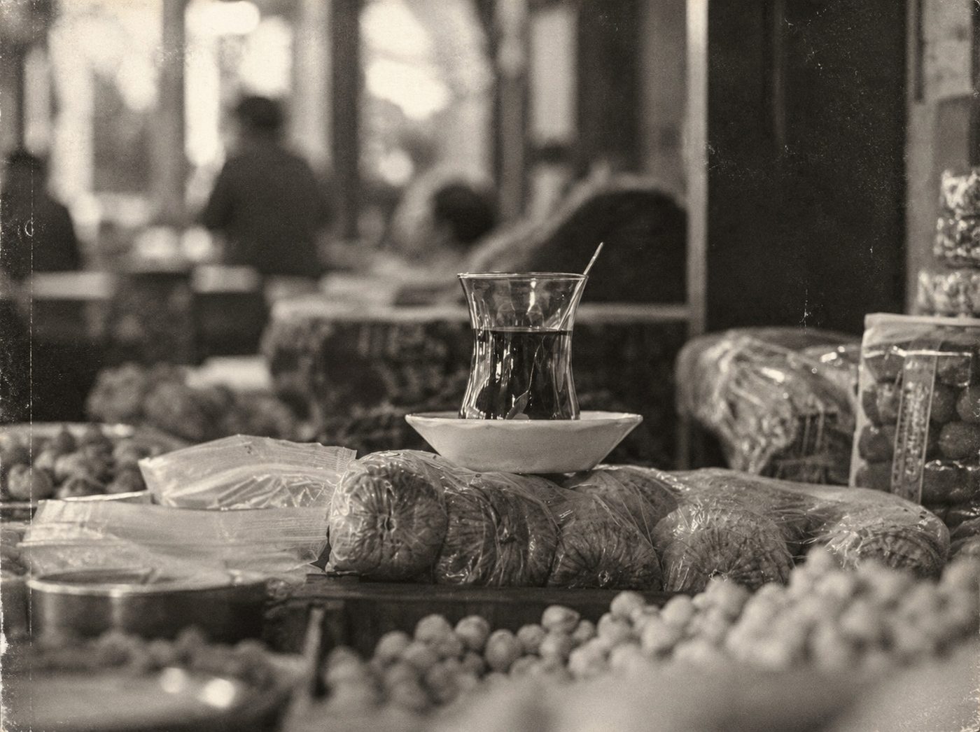 Marktstand mit Tee im Tulpenglas