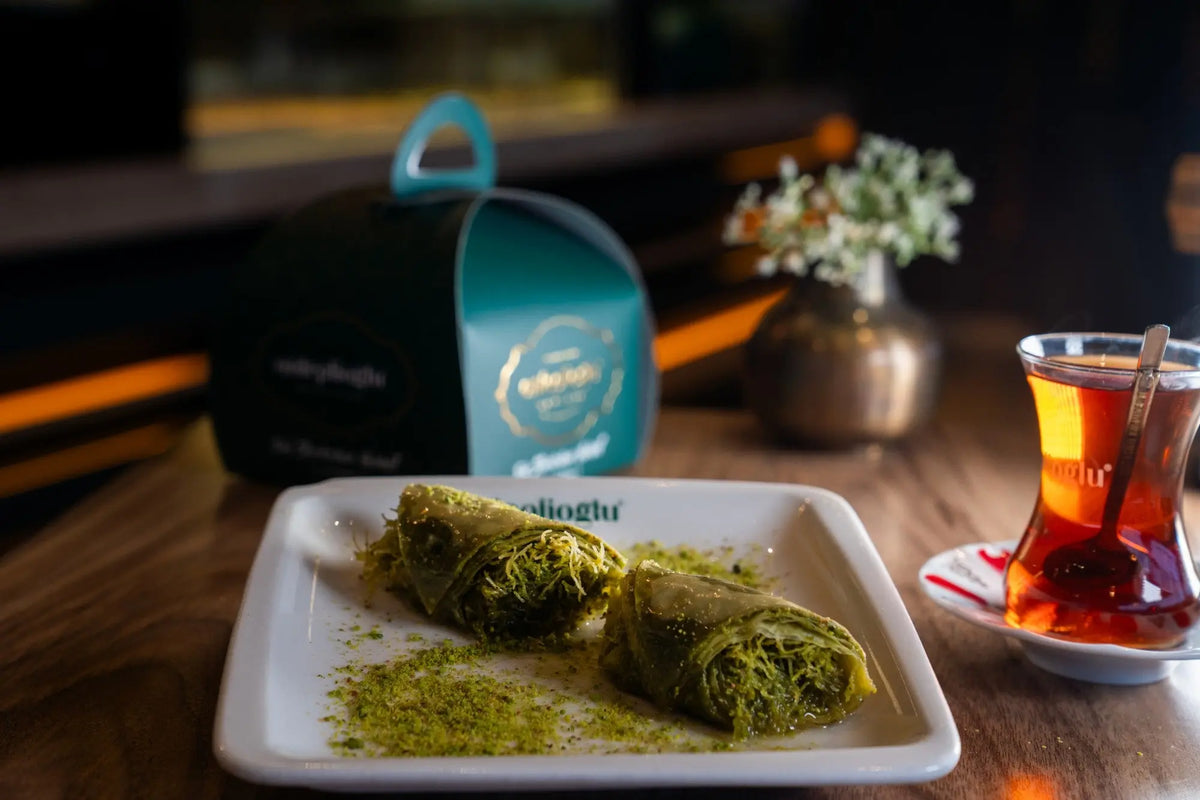 Baklava mit Grieß, Kaymak und Pistazie