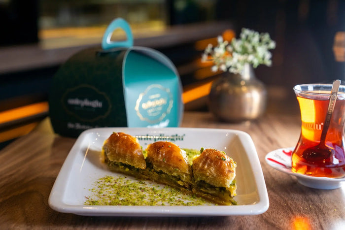 Şöbiyet mit Kaymak und Pistazie