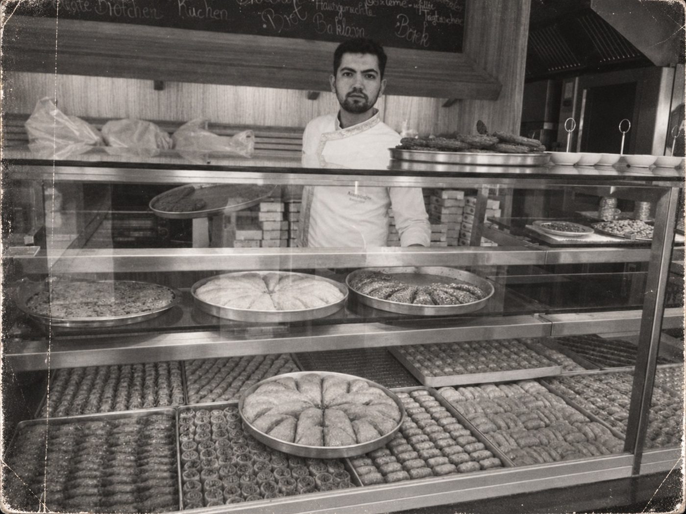 Mitarbeiter hinter der Baklava-Theke